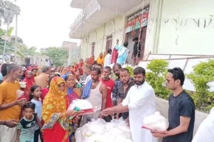 समस्तीपुर: समाजसेवी ने मकरदही में लोक आस्था का महापर्व छठ को लेकर छठव्रतियों के बीच पूजा सामग्री का किया गया वितरण 2