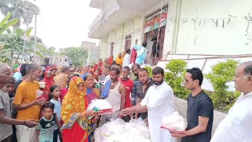 समस्तीपुर: समाजसेवी ने मकरदही में लोक आस्था का महापर्व छठ को लेकर छठव्रतियों के बीच पूजा सामग्री का किया गया वितरण 1