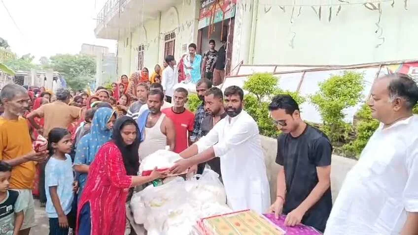 समस्तीपुर: समाजसेवी ने मकरदही में लोक आस्था का महापर्व छठ को लेकर छठव्रतियों के बीच पूजा सामग्री का किया गया वितरण 2