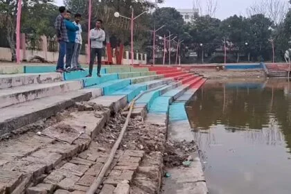 समस्तीपुर: तालाब में बने छठ घाट सीढ़ी हुआ जर्जर घाट पर अनहोनी को लेकर आशंकित लोग 28