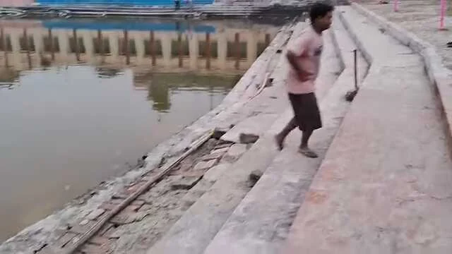 समस्तीपुर: तालाब में बने छठ घाट सीढ़ी हुआ जर्जर घाट पर अनहोनी को लेकर आशंकित लोग 3