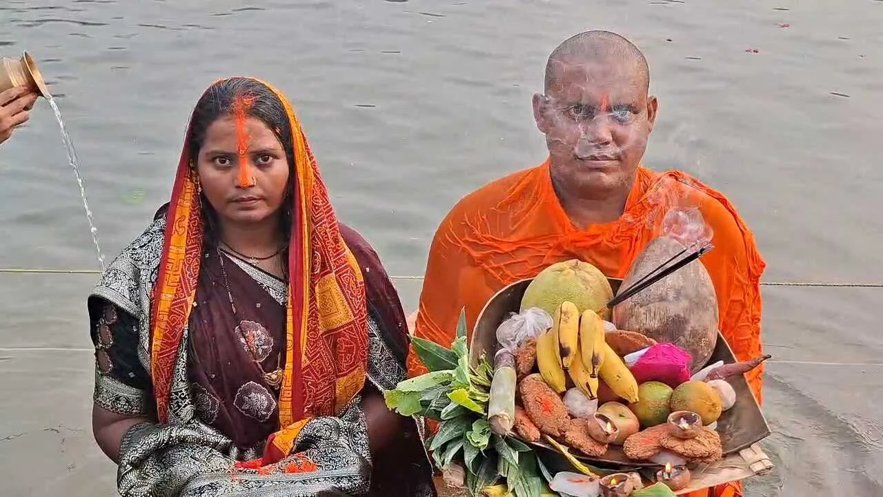 नालंदा जिले के सभी छठ घाट पर डूबते सूर्य को दिया गया पहला अर्घ्य, सभी छठ घाटों पर श्रद्धालुओं की उमड़ी भारी भीड़ 5