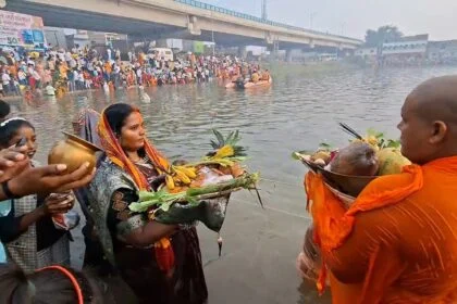 नालंदा जिले के सभी छठ घाट पर डूबते सूर्य को दिया गया पहला अर्घ्य, सभी छठ घाटों पर श्रद्धालुओं की उमड़ी भारी भीड़ 12