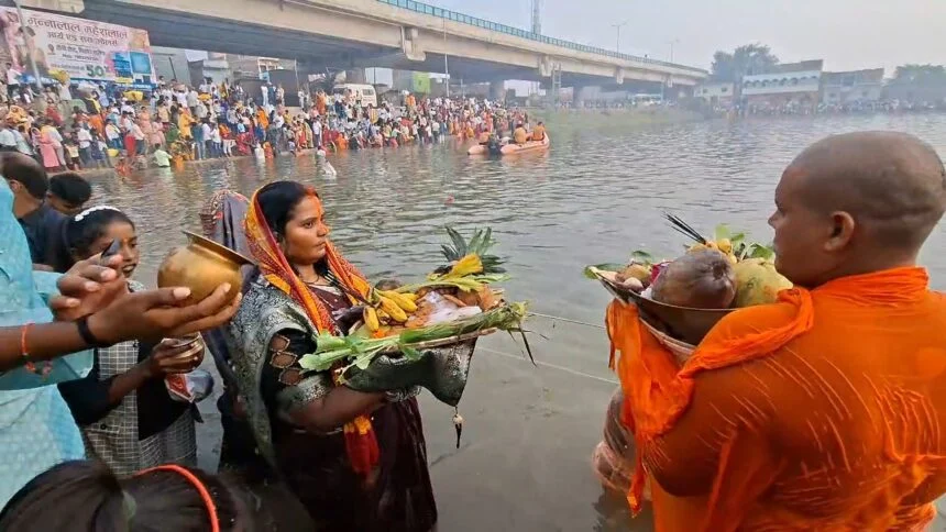 नालंदा जिले के सभी छठ घाट पर डूबते सूर्य को दिया गया पहला अर्घ्य, सभी छठ घाटों पर श्रद्धालुओं की उमड़ी भारी भीड़ 1