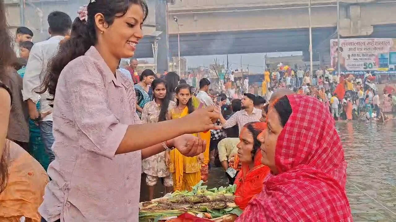 नालंदा जिले के सभी छठ घाट पर डूबते सूर्य को दिया गया पहला अर्घ्य, सभी छठ घाटों पर श्रद्धालुओं की उमड़ी भारी भीड़ 4