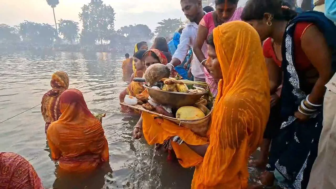 नालंदा जिले के सभी छठ घाट पर डूबते सूर्य को दिया गया पहला अर्घ्य, सभी छठ घाटों पर श्रद्धालुओं की उमड़ी भारी भीड़ 3