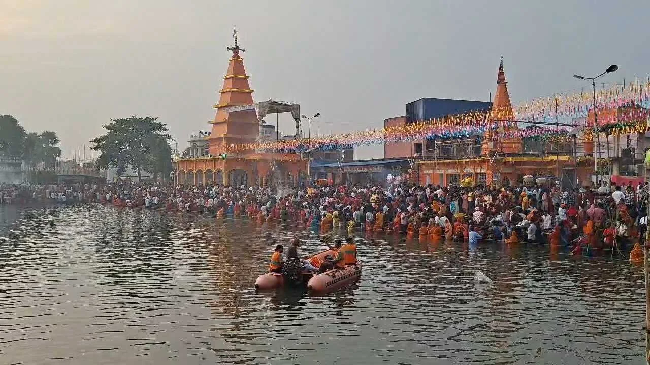 नालंदा जिले के सभी छठ घाट पर डूबते सूर्य को दिया गया पहला अर्घ्य, सभी छठ घाटों पर श्रद्धालुओं की उमड़ी भारी भीड़ 2