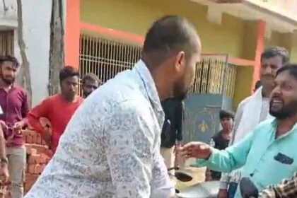 समस्तीपुर: मंत्री महेश्वर हजारी को चुनावी प्रचार के दौरान जनता का विरोध, गुस्साए लोगो ने जदयू का झंडा फाड़ मुर्दाबाद के लगाए नारे, वीडियो हुआ वायरल 8