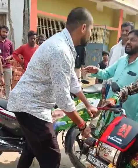 समस्तीपुर: मंत्री महेश्वर हजारी को चुनावी प्रचार के दौरान जनता का विरोध, गुस्साए लोगो ने जदयू का झंडा फाड़ मुर्दाबाद के लगाए नारे, वीडियो हुआ वायरल 1