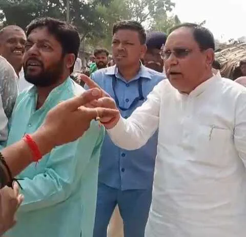समस्तीपुर: मंत्री महेश्वर हजारी को चुनावी प्रचार के दौरान जनता का विरोध, गुस्साए लोगो ने जदयू का झंडा फाड़ मुर्दाबाद के लगाए नारे, वीडियो हुआ वायरल 3