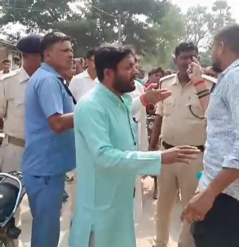 समस्तीपुर: मंत्री महेश्वर हजारी को चुनावी प्रचार के दौरान जनता का विरोध, गुस्साए लोगो ने जदयू का झंडा फाड़ मुर्दाबाद के लगाए नारे, वीडियो हुआ वायरल 2