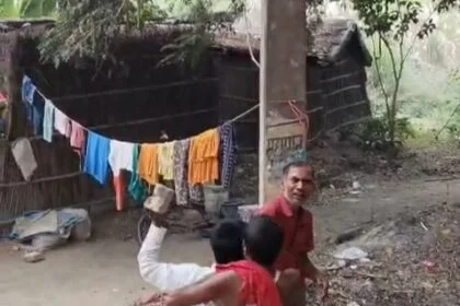 समस्तीपुर में युवक को पोल से बांधकर पीटा, मोबाइल चोरी का आरोप — वीडियो वायरल 6