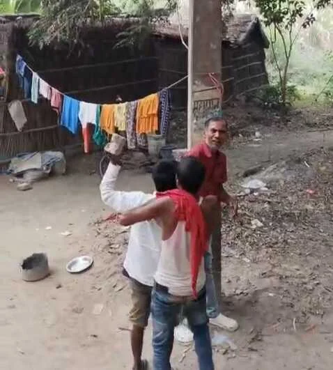समस्तीपुर में युवक को पोल से बांधकर पीटा, मोबाइल चोरी का आरोप — वीडियो वायरल 1