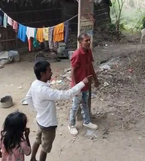 समस्तीपुर में युवक को पोल से बांधकर पीटा, मोबाइल चोरी का आरोप — वीडियो वायरल 2