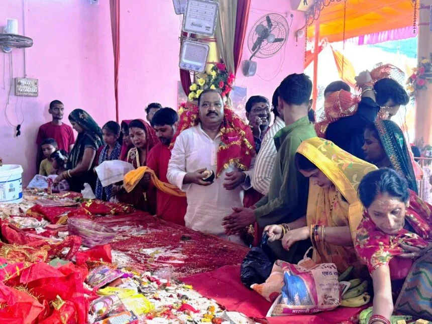 समस्तीपुर: एनडीए के संभावित प्रत्याशी तारिक रहमान बॉबी एवं सांसद पति सह धार्मिक न्यास बोर्ड के सदस्य शायन कुणाल ने विभिन्न दुर्गा पूजा के पंडालों का लिया जायजा 1