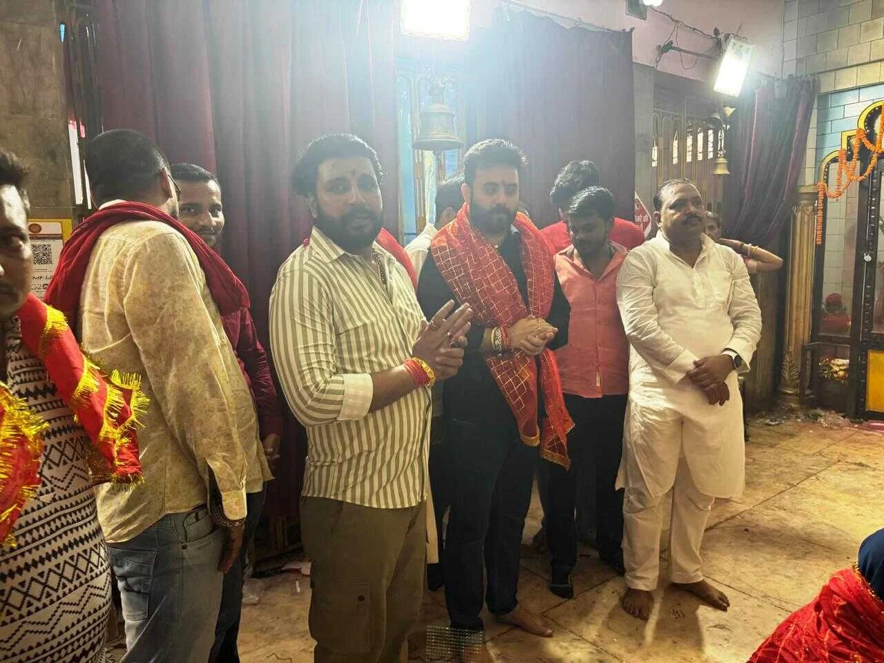 समस्तीपुर: एनडीए के संभावित प्रत्याशी तारिक रहमान बॉबी एवं सांसद पति सह धार्मिक न्यास बोर्ड के सदस्य शायन कुणाल ने विभिन्न दुर्गा पूजा के पंडालों का लिया जायजा 3