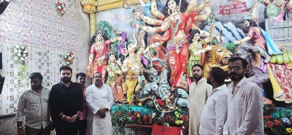 समस्तीपुर: एनडीए के संभावित प्रत्याशी तारिक रहमान बॉबी एवं सांसद पति सह धार्मिक न्यास बोर्ड के सदस्य शायन कुणाल ने विभिन्न दुर्गा पूजा के पंडालों का लिया जायजा 2