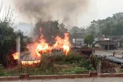 बेगूसराय में ठनका गिरने से एक घर पूरी तरह से जलकर राख, घर के लोग किसी तरह भागकर बचाई जान 29