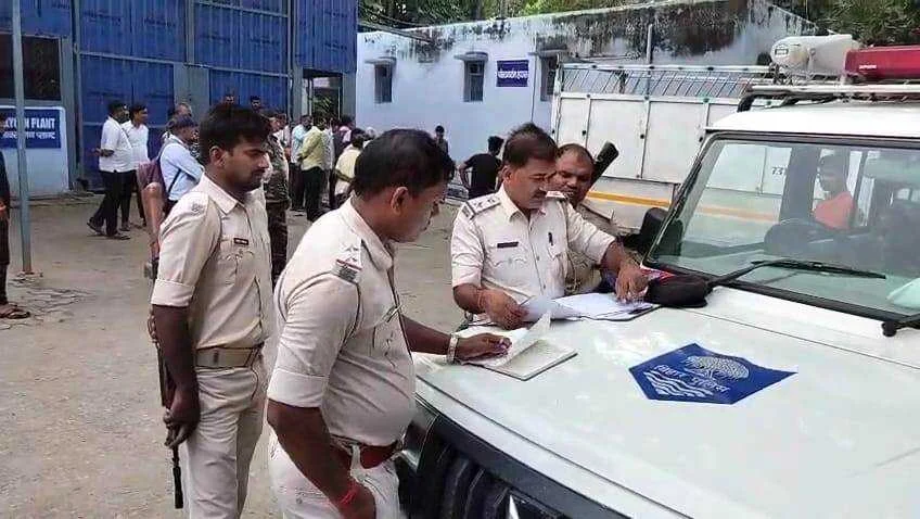 कैमूर में भीषण सड़क हादसा, स्कॉर्पियो ने कंटेनर में मारी टक्कर, 3 की मौत, 7 घायल, स्कॉर्पियो पूरी तरह से क्षतिग्रस्त 4