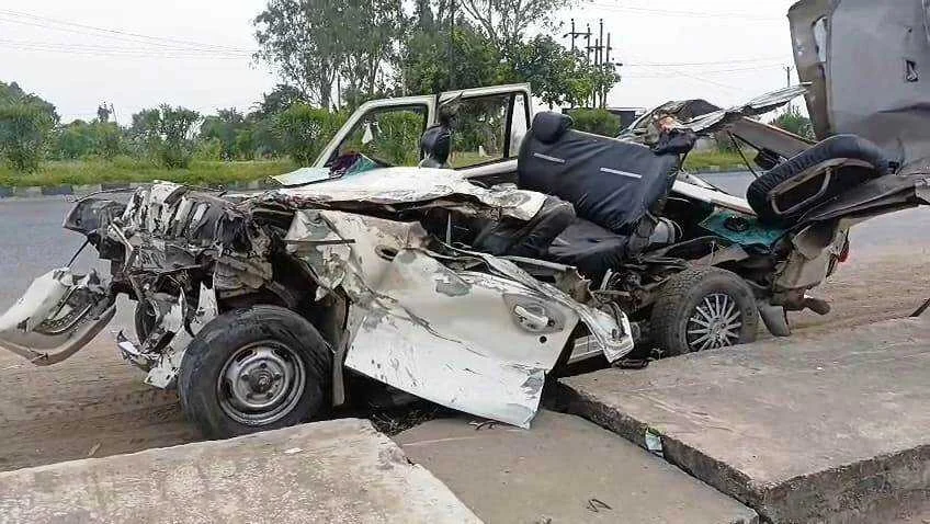 कैमूर में भीषण सड़क हादसा, स्कॉर्पियो ने कंटेनर में मारी टक्कर, 3 की मौत, 7 घायल, स्कॉर्पियो पूरी तरह से क्षतिग्रस्त 1