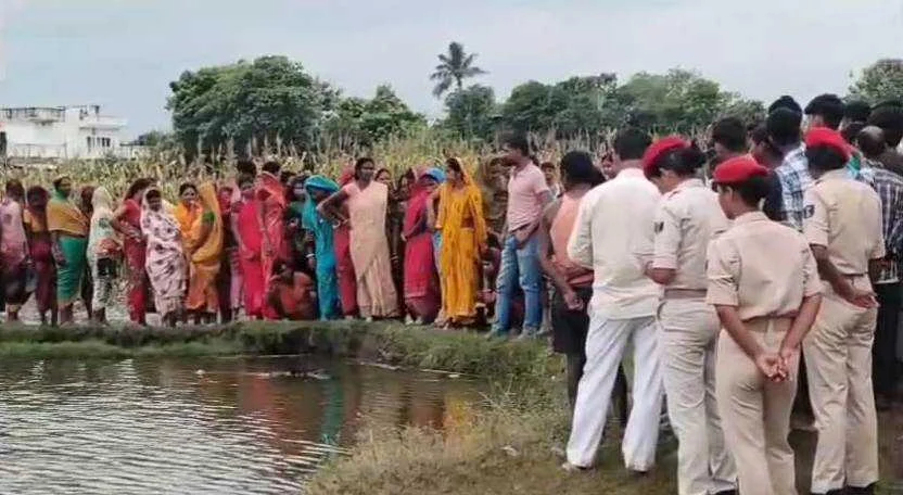 बेगूसराय में 13 वर्षीय मासूम बच्ची के साथ दरिंदों ने दरिंदगी कर निर्मम तरीके से हत्या कर शव को फेका,इलाके में फैली सनसनी 1