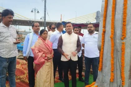 बेगूसराय के नगर परिषद बीहट क्षेत्र में आन बान शान के साथ नगर के तीन प्रमुख स्थलों पर लगाया गया राष्ट्रीय ध्वज तिरंगा 2