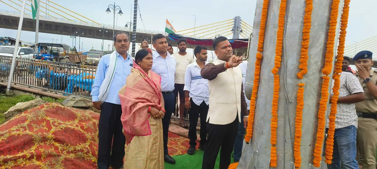 बेगूसराय के नगर परिषद बीहट क्षेत्र में आन बान शान के साथ नगर के तीन प्रमुख स्थलों पर लगाया गया राष्ट्रीय ध्वज तिरंगा 2