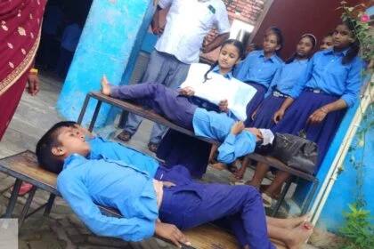 वीरपुर प्रखंड के विभिन्न विद्यालयों में बच्चों को भीड़ और भगदड़ से बचाव के तरीके 25