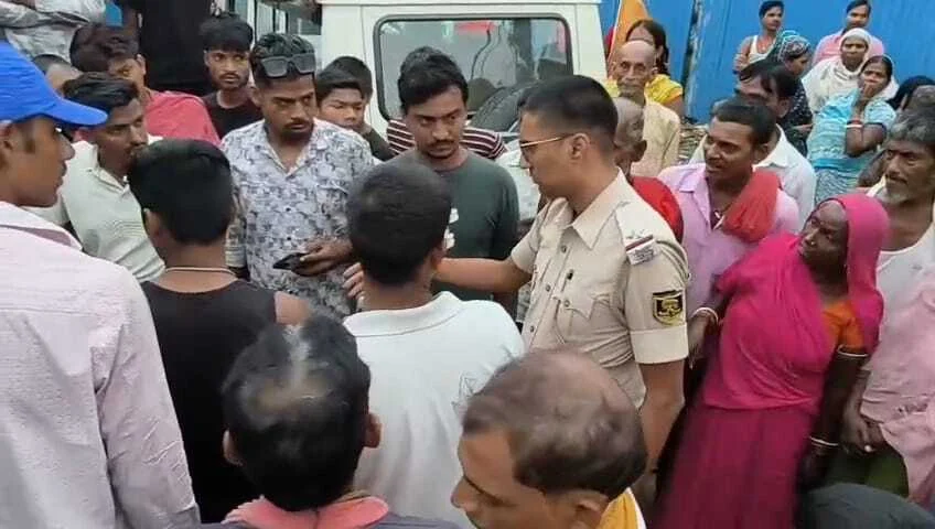 बेगूसराय में चोरी के आरोप में गुस्साये भीड़ ने एक युवक को पकड़कर उसके हाथ बांध दिए और घंटों तक बेरहमी से किया पिटाई 3