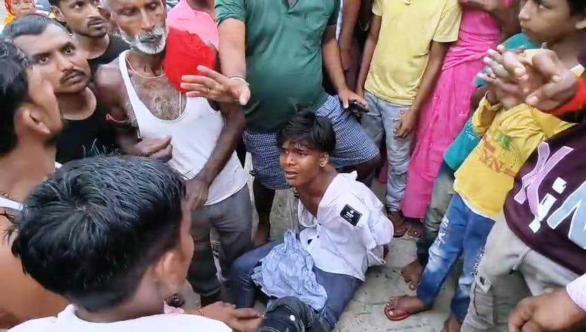 बेगूसराय में चोरी के आरोप में गुस्साये भीड़ ने एक युवक को पकड़कर उसके हाथ बांध दिए और घंटों तक बेरहमी से किया पिटाई 2