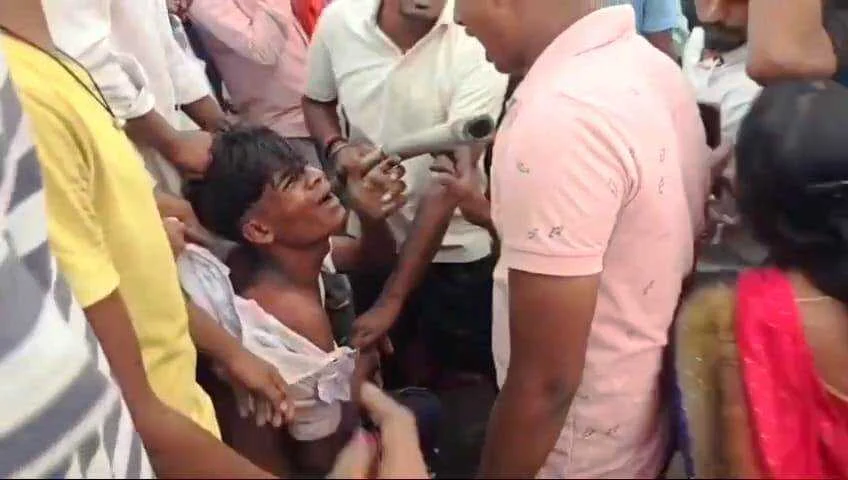 बेगूसराय में चोरी के आरोप में गुस्साये भीड़ ने एक युवक को पकड़कर उसके हाथ बांध दिए और घंटों तक बेरहमी से किया पिटाई 1
