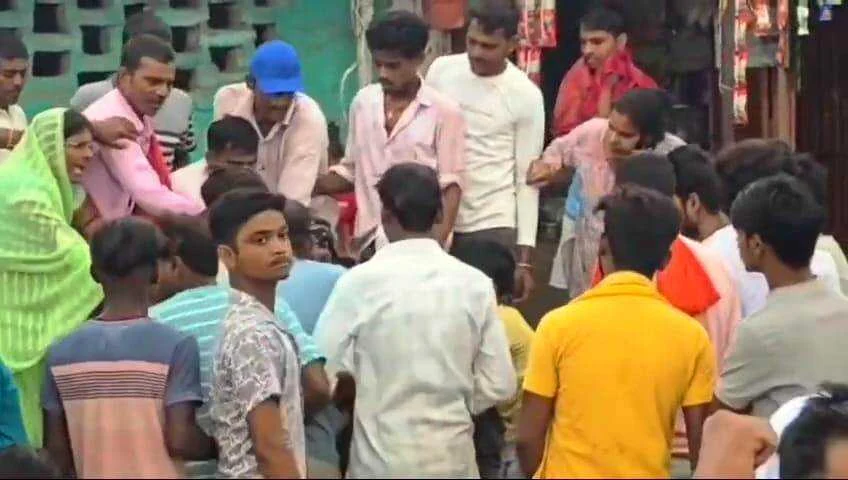 बेगूसराय में चोरी के आरोप में गुस्साये भीड़ ने एक युवक को पकड़कर उसके हाथ बांध दिए और घंटों तक बेरहमी से किया पिटाई 4