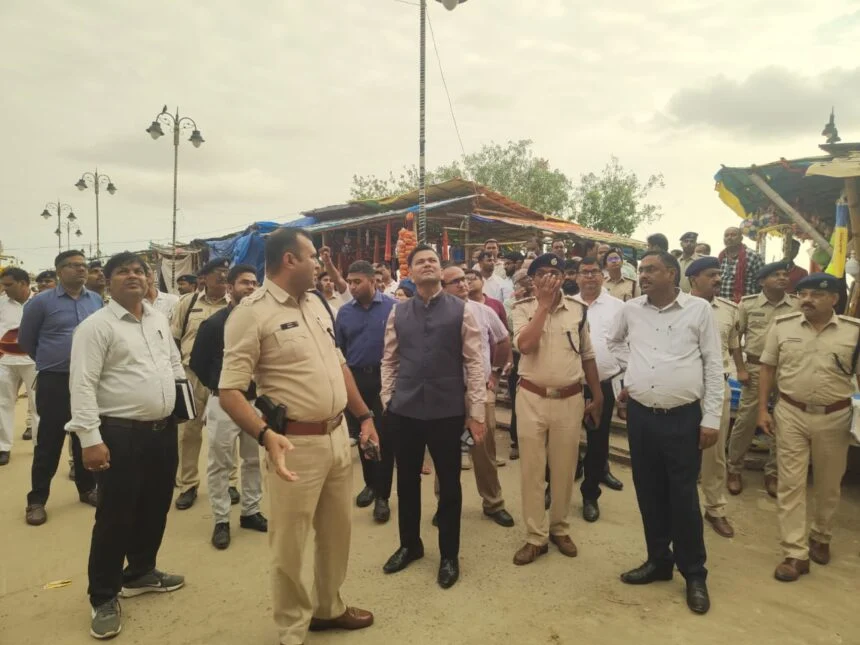 डीएम एवं एसपी ने मेला क्षेत्र में प्रकाश, पेयजल, शौचालय, स्वास्थ्य, सुरक्षा एवं साफ सफाई कार्य को लेकर दिए निर्देश 1