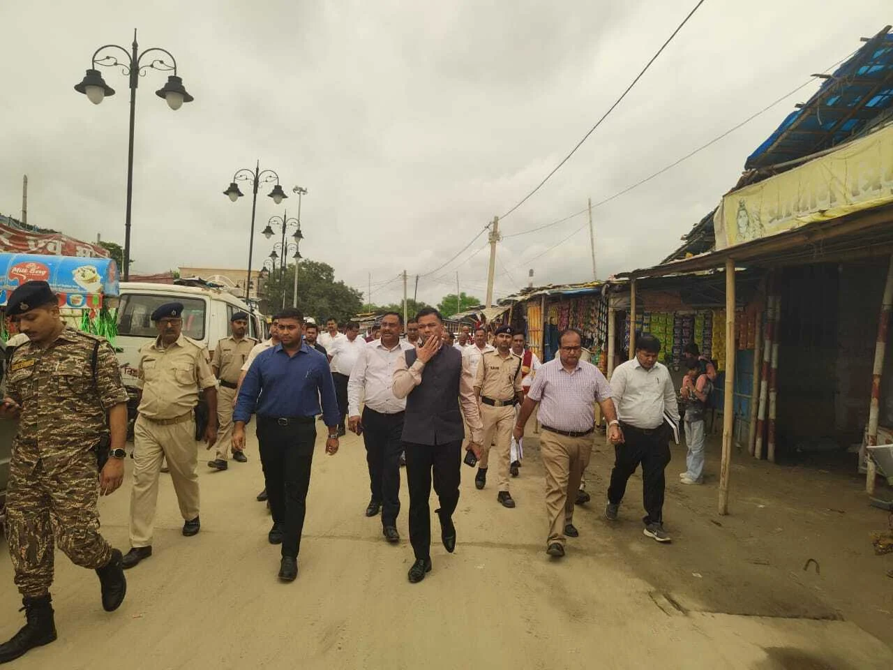 डीएम एवं एसपी ने मेला क्षेत्र में प्रकाश, पेयजल, शौचालय, स्वास्थ्य, सुरक्षा एवं साफ सफाई कार्य को लेकर दिए निर्देश 3