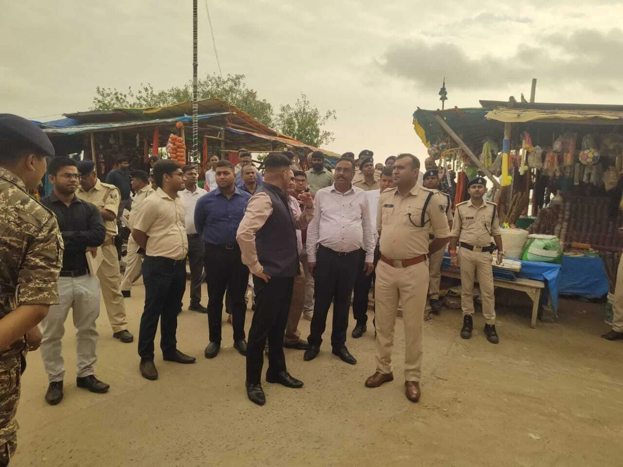 डीएम एवं एसपी ने मेला क्षेत्र में प्रकाश, पेयजल, शौचालय, स्वास्थ्य, सुरक्षा एवं साफ सफाई कार्य को लेकर दिए निर्देश 5