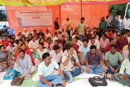 समस्तीपुर : सेवा स्थायी व वेतनमान लाभ की मांग को लेकर अनिश्चितकालीन हड़ताल पर कार्यपालक सहायक और आईटी सहायक 4