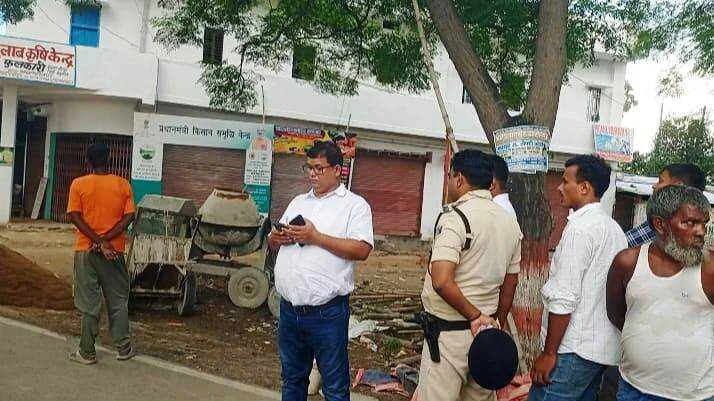 वीरपुर सड़क बनाने को लेकर विश्वनाथ पोद्दार बनाम प्रशासन के बीच घंटों तक चली विवाद 3