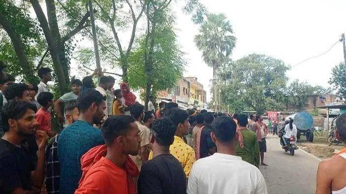 वीरपुर सड़क बनाने को लेकर विश्वनाथ पोद्दार बनाम प्रशासन के बीच घंटों तक चली विवाद 1