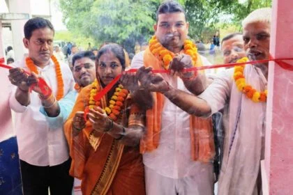 8 लाख 60 हजार 93 वें रुपए से बने शौचालय को जिला पार्षद ने फिता काट कर किया उद्घाटन 10