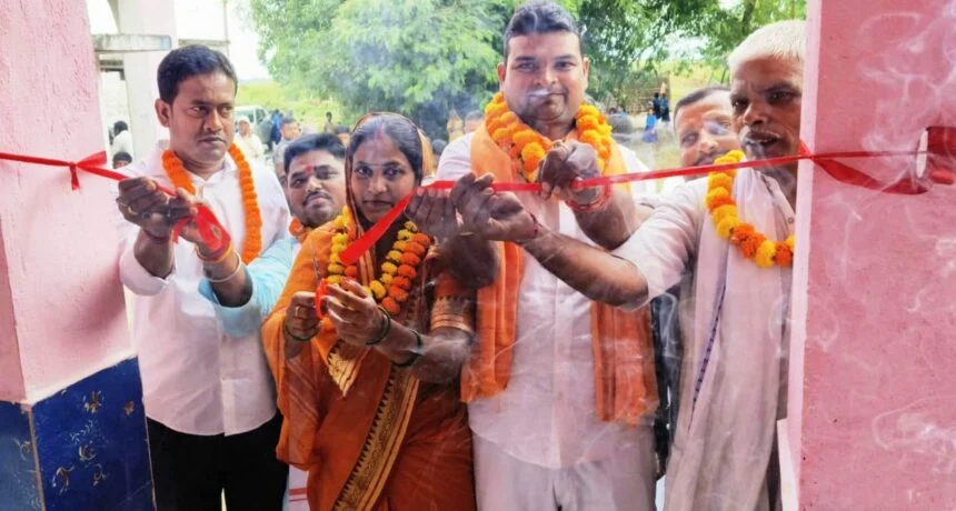 8 लाख 60 हजार 93 वें रुपए से बने शौचालय को जिला पार्षद ने फिता काट कर किया उद्घाटन 1