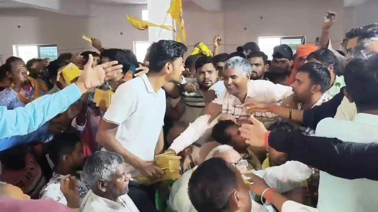 नालंदा: जन सुराज पार्टी के बिहार शरीफ विधानसभा का कार्यकर्ता सम्मेलन बीच प्रत्याशी सुझाव प्रपत्र वितरण के दौरान हुई भगदड़, कार्यकर्ताओ ने किया हंगामा 2