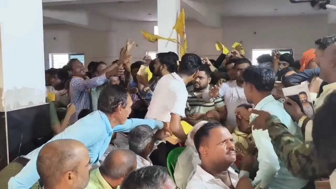 नालंदा: जन सुराज पार्टी के बिहार शरीफ विधानसभा का कार्यकर्ता सम्मेलन बीच प्रत्याशी सुझाव प्रपत्र वितरण के दौरान हुई भगदड़, कार्यकर्ताओ ने किया हंगामा 3