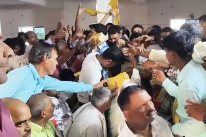 नालंदा: जन सुराज पार्टी के बिहार शरीफ विधानसभा का कार्यकर्ता सम्मेलन बीच प्रत्याशी सुझाव प्रपत्र वितरण के दौरान हुई भगदड़, कार्यकर्ताओ ने किया हंगामा 8