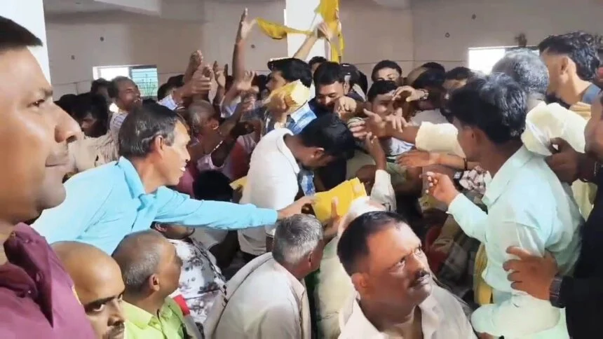 नालंदा: जन सुराज पार्टी के बिहार शरीफ विधानसभा का कार्यकर्ता सम्मेलन बीच प्रत्याशी सुझाव प्रपत्र वितरण के दौरान हुई भगदड़, कार्यकर्ताओ ने किया हंगामा 1