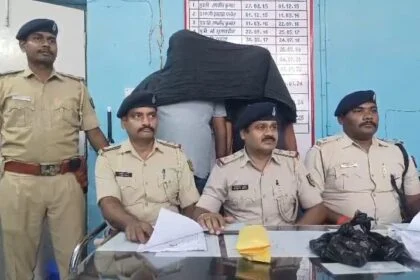 दीपनगर पुलिस और एसटीएफ पटना ने मधड़ा इलाके में की कार्रवाईकरते हुए सौ जिंदा कारतूस, एक पिस्टल, दो मैगजीन, एक लाख 33 हजार नगद रुपये के साथ दो अभियुक्त गिरफ्तार 16