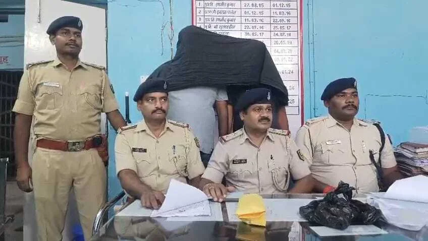 दीपनगर पुलिस और एसटीएफ पटना ने मधड़ा इलाके में की कार्रवाईकरते हुए सौ जिंदा कारतूस, एक पिस्टल, दो मैगजीन, एक लाख 33 हजार नगद रुपये के साथ दो अभियुक्त गिरफ्तार 1