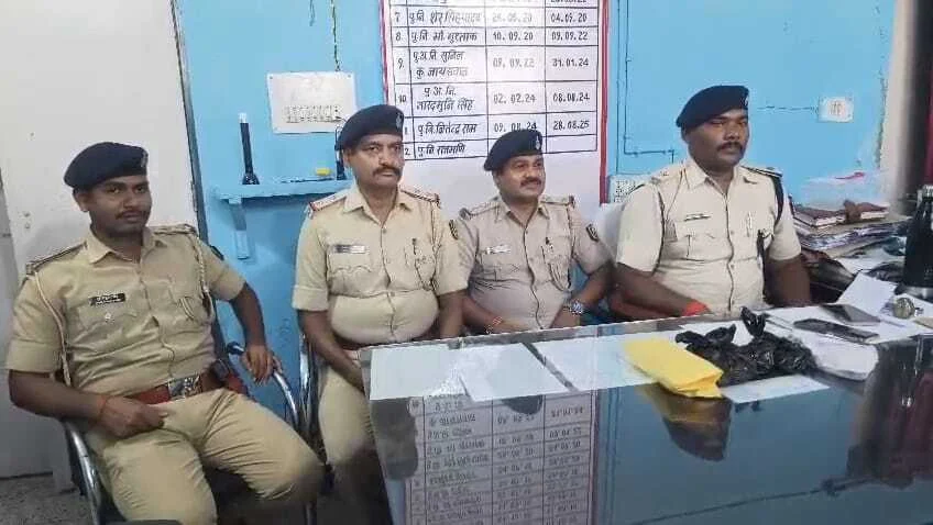 दीपनगर पुलिस और एसटीएफ पटना ने मधड़ा इलाके में की कार्रवाईकरते हुए सौ जिंदा कारतूस, एक पिस्टल, दो मैगजीन, एक लाख 33 हजार नगद रुपये के साथ दो अभियुक्त गिरफ्तार 3