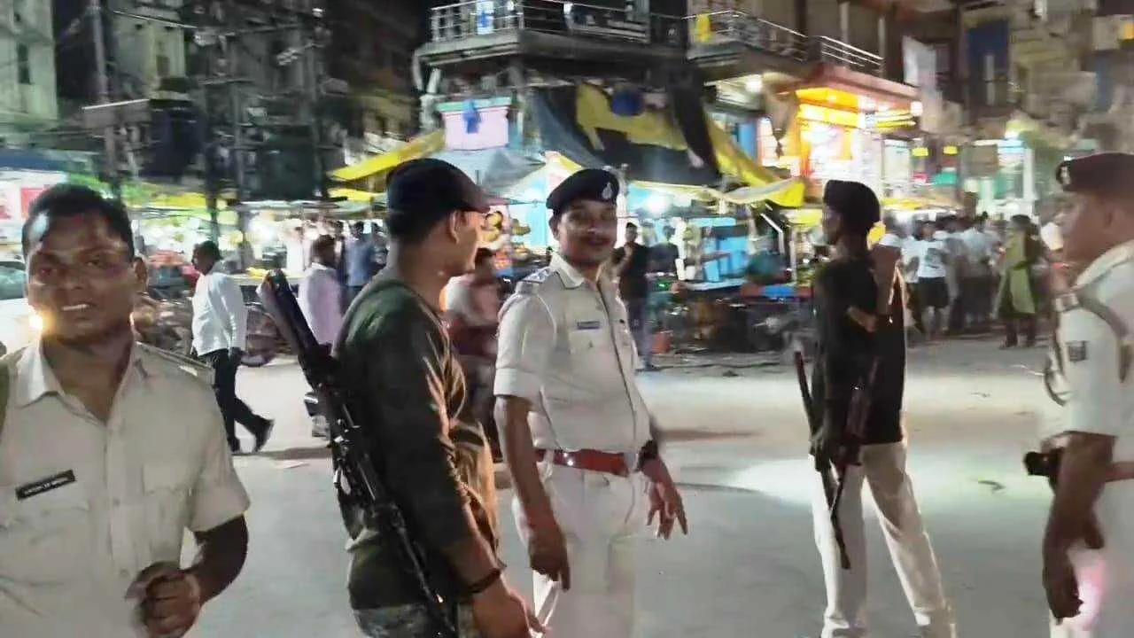 कैमूर: आचार संहिता लागू होते ही यूपी बिहार बॉर्डर सहित कई जगहों पर वाहनों की जांच शुरू, हटाए जा रहे बैनर पोस्टर 3