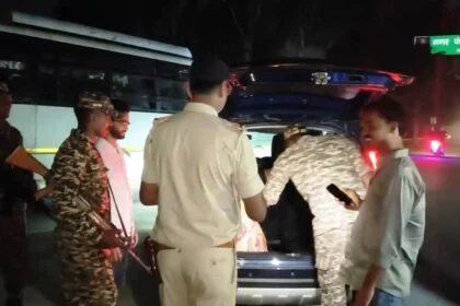 कैमूर: आचार संहिता लागू होते ही यूपी बिहार बॉर्डर सहित कई जगहों पर वाहनों की जांच शुरू, हटाए जा रहे बैनर पोस्टर 19