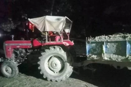 पुलिस ने अवैध रूप से सफेद बालू लदे ट्रैक्टर को किया जब्त 17